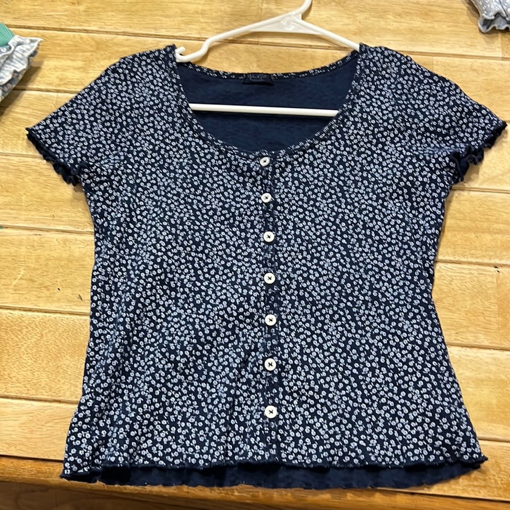 Brandy Melville dark blue/white floral Zelly top